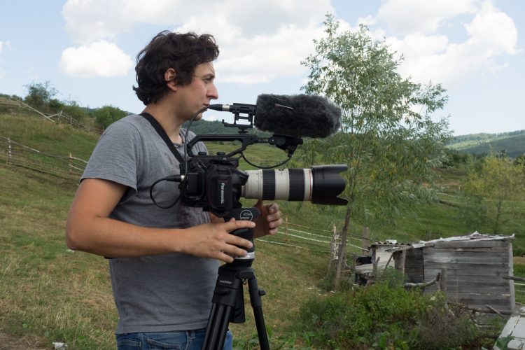 Un jurnalist a fost bătut de 20 de indivizi, într-o pădure, în timp ce filma un documentar. Alți doi colegi au fost internați