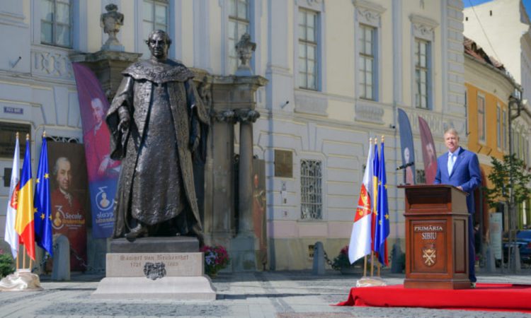 Câtă nesimțire! Statuia lui Brukenthal și-a ridicat-o Iohannis prin procură!