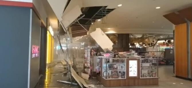 Tavanul unui mall din Cluj s-a prăbușit peste un stand sub ochii clienților