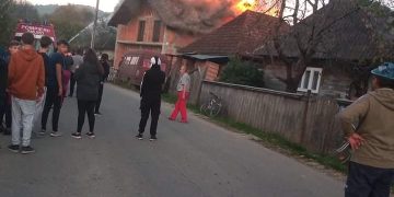 Incendiu devastator la Strâmtura. O casă arde ca o torță! – FOTO