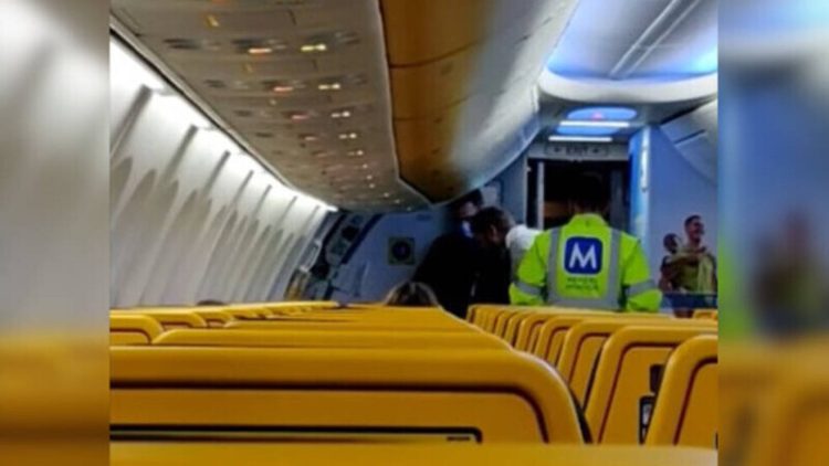 Bărbat dat jos din avion la Aeroportul din Cluj, pentru că a refuzat să-și pună masca