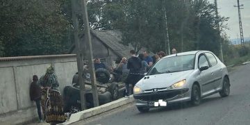 Maşină în şanţ, persoane încarcerate la Colţirea – FOTO