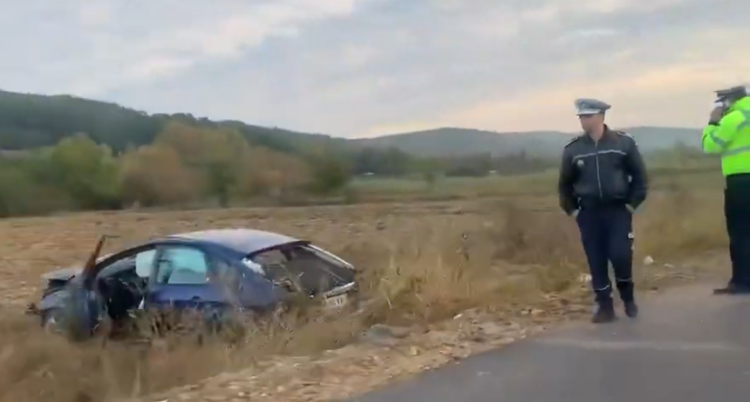 O maşină a „aterizat” pe câmp între Rodina şi Ariniş. O femeie a ajuns la spital – video