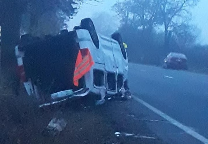 Poliţiştii explică cum s-a produs accidentul rutier de la Cicârlău, în urma căruia un microbuz s-a răsturnat pe plafon