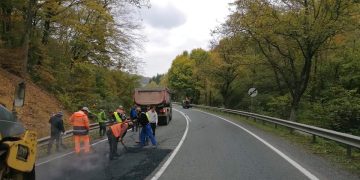 Cum au astupat Bota și Cerneștean gropile din carosabilului unui drum important…