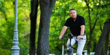 Domnului Iohannis i se fâlfâie de români…