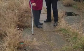 Români disperați! O femeie care voia să se arunce sub tren, salvată de jandarmi!