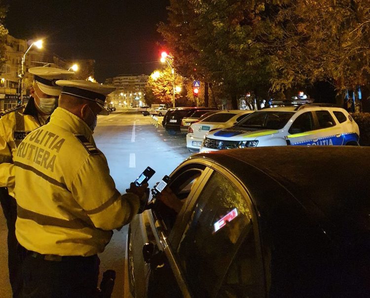 Poliţiştii şi jandarmii verifică respectarea circulației persoanelor în intervalul orar 22.00-05.00