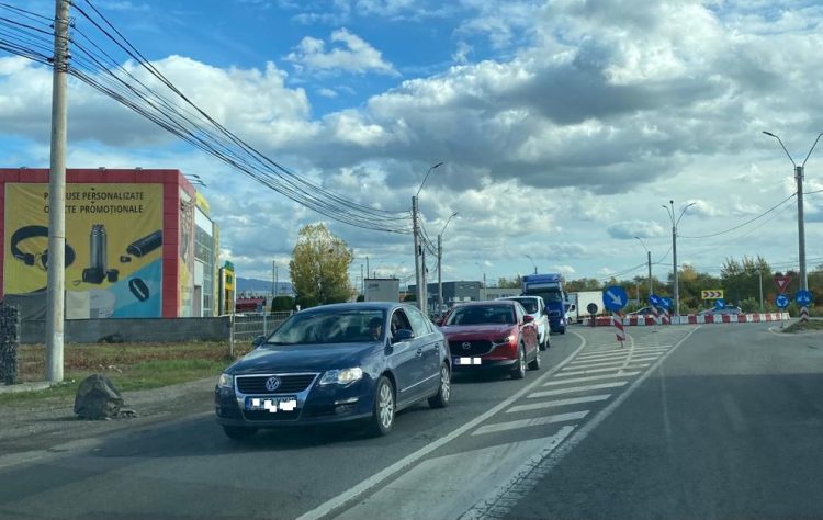 Trafic infernal la intrarea în Baia Mare. Şoferii, cu nervii întinşi la maxim – FOTO