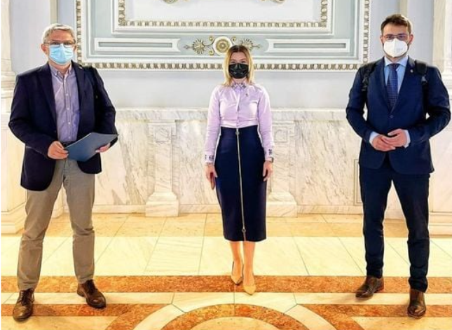 Țara arde și parlamentarii Premierului Zero sunt interesați de testul de sifilis!