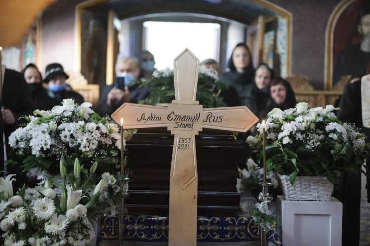 Preacuviosul Părinte Arhimandrit Emanuil Rus, starețul Mănăstirii din Bixad, condus pe ultimul drum